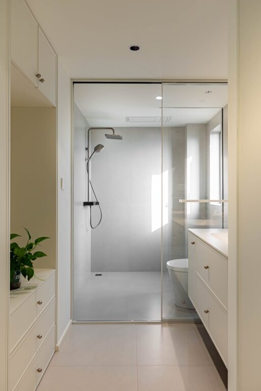How to Create a Minimalist Bathroom Setup: Simple Steps for a Clean Space
